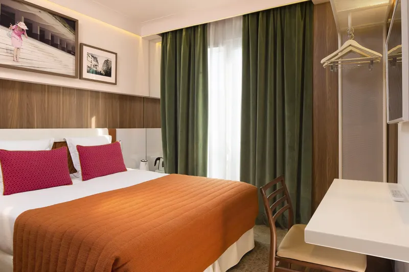 Hôtel Eiffel Turenne – Chambre, couvre-lit orange et penderie ouverte