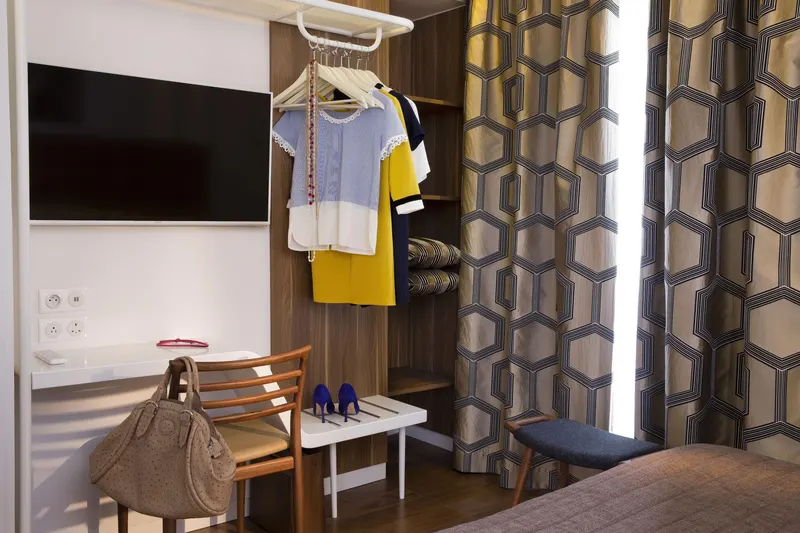 Hôtel Eiffel Turenne – Chambre, coussins rouges et photographie encadrée