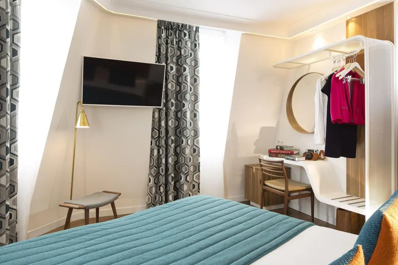 Hôtel Eiffel Turenne – Chambre, couvre-lit bleu canard