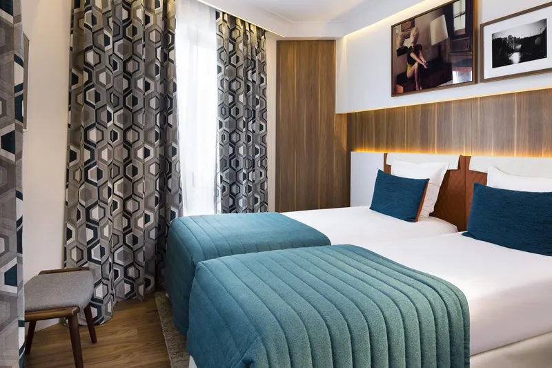 Hôtel Eiffel Turenne – Chambre à deux lits, couvre-lits bleu canard