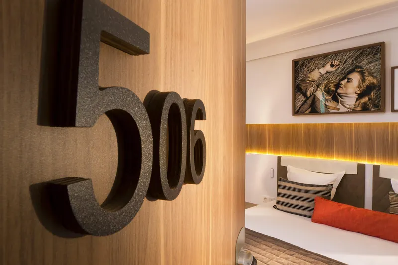 Hôtel Eiffel Turenne – Numéro de chambre 506 en relief sur bois