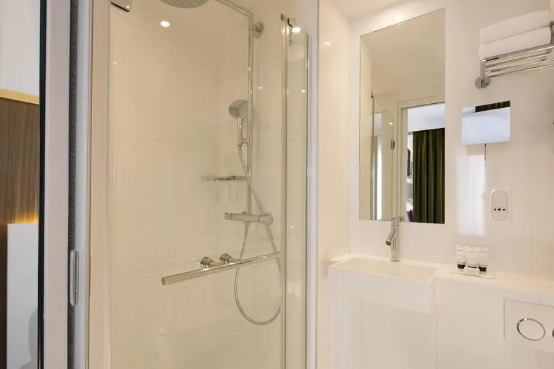 Hôtel Eiffel Turenne – Douche à l’italienne vitrée