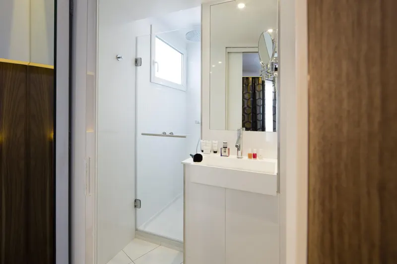 Hôtel Eiffel Turenne – Salle de bain, douche et vasque