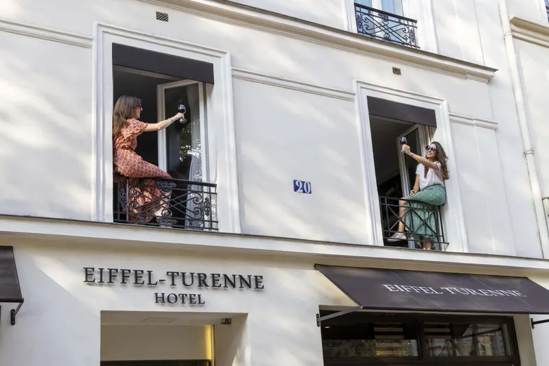 Hôtel Eiffel Turenne – Façade de l’hôtel et son enseigne