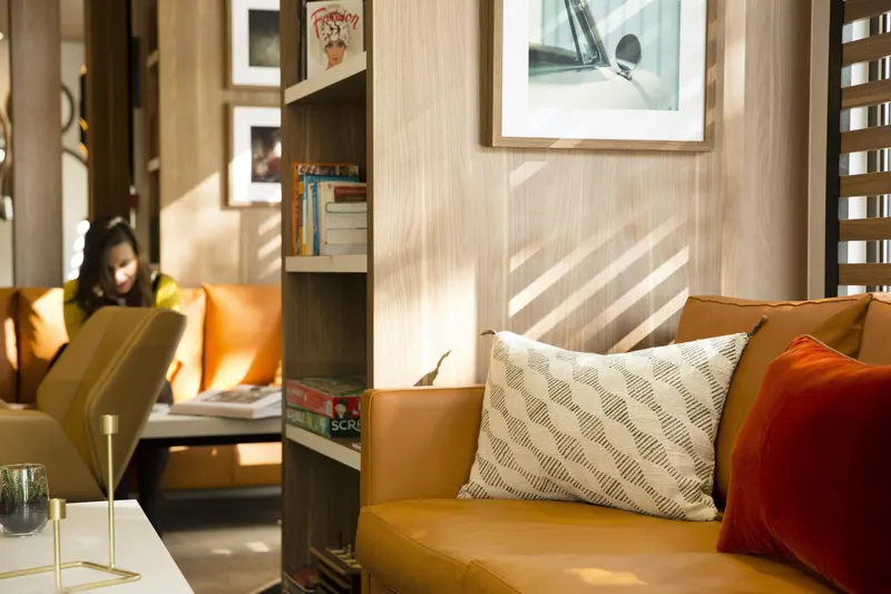 Hôtel Eiffel Turenne – Salon et photographie encadrée
