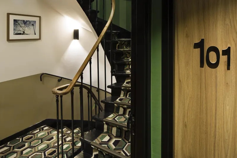 Hôtel Eiffel Turenne – Escalier et numéro 101