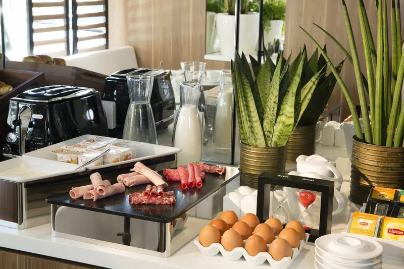 Hôtel Eiffel Turenne – Buffet du petit-déjeuner, plantes et bois