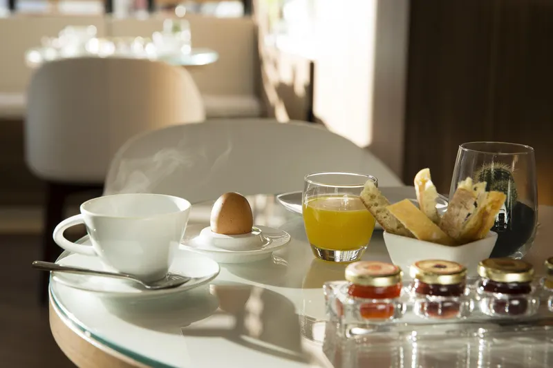 Hôtel Eiffel Turenne – Table du petit-déjeuner