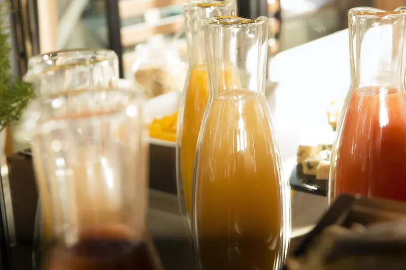 Hôtel Eiffel Turenne – Carafes de jus au petit-déjeuner