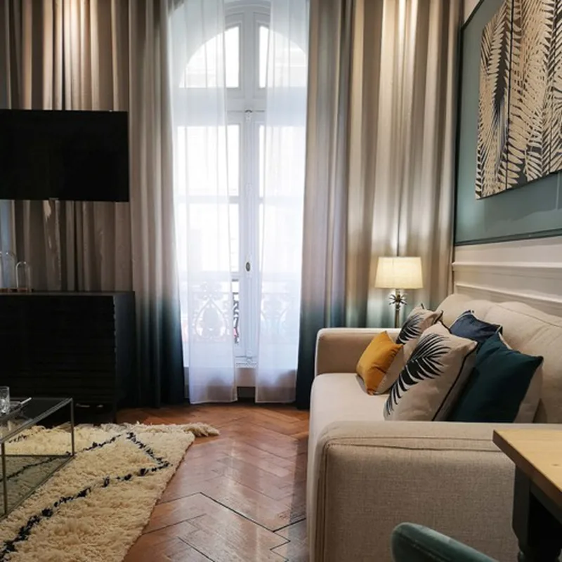 Salon d’un appartement haussmannien, canapé et coussins à motifs – Paris 8