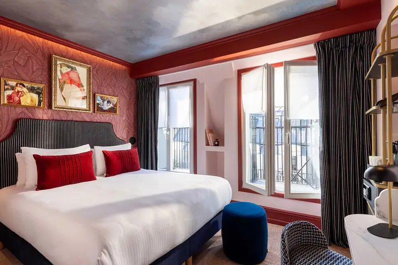 Grand Hôtel de Turin – Chambre rose et rouge, tête de lit capitonnée grise