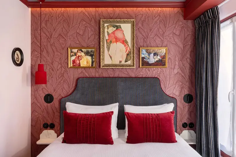 Grand Hôtel de Turin – Tête de lit et tableaux sur papier peint rouge à feuillages