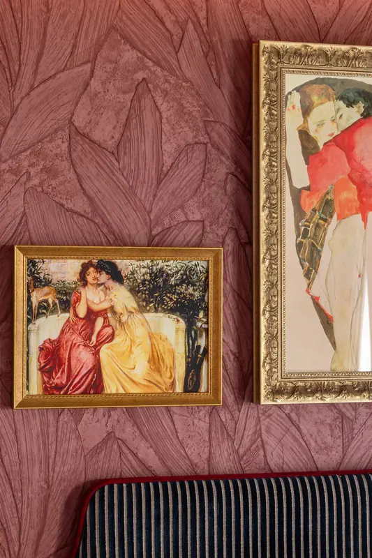 Grand Hôtel de Turin – Détail d’un tableau sur papier peint rouge