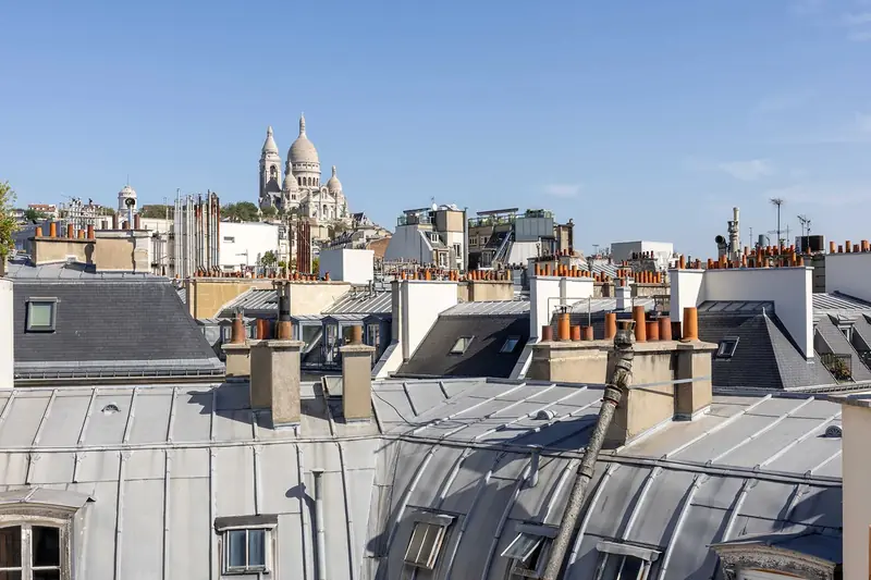 Grand Hôtel de Turin – Toits de Paris et Sacré-Cœur vus depuis une chambre