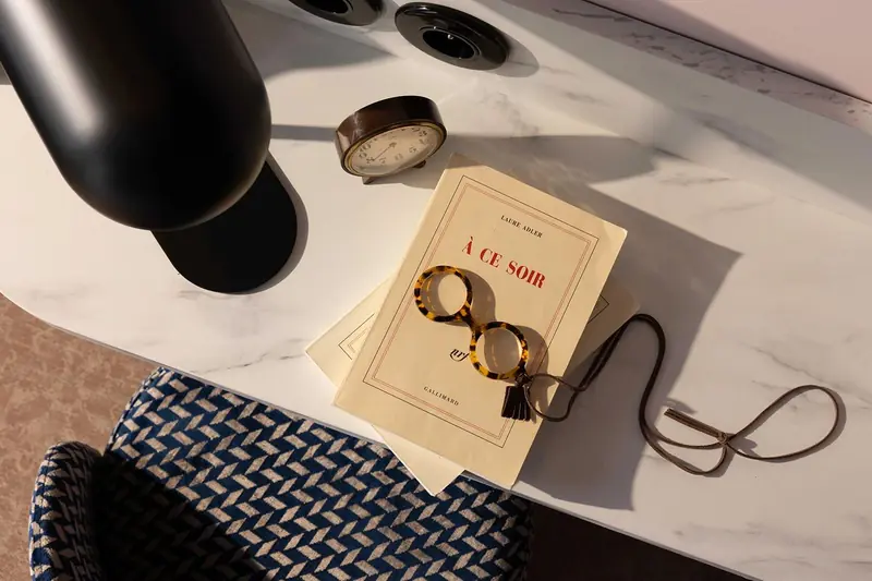 Grand Hôtel de Turin – Livre et objets posés sur un plan en marbre