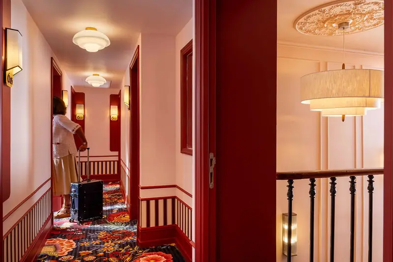 Grand Hôtel de Turin – Couloir de l’hôtel au tapis fleuri