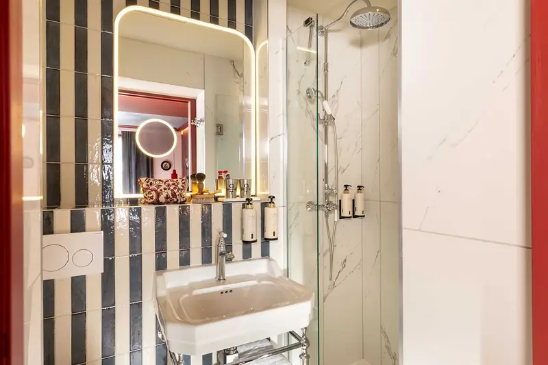 Grand Hôtel de Turin – Salle de bain à carreaux rayés bleu et blanc