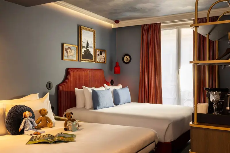 Grand Hôtel de Turin – Chambre bleue avec lit et peluches