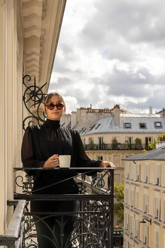 Grand Hôtel de Turin – Cliente au balcon avec une tasse de café