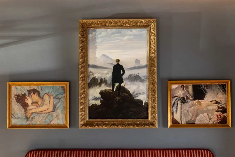 Grand Hôtel de Turin – Tableaux encadrés au-dessus d’un lit