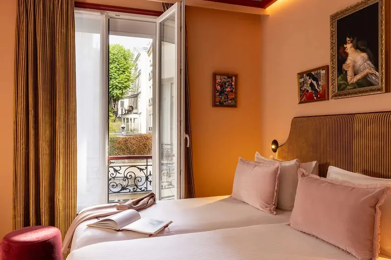 Grand Hôtel de Turin – Chambre orange, fenêtre ouverte sur la rue