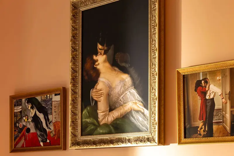 Grand Hôtel de Turin – Tableaux sur un mur rose