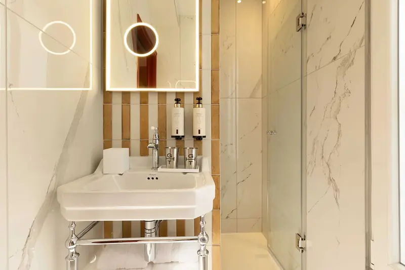 Grand Hôtel de Turin – Lavabo sur pieds et miroir lumineux