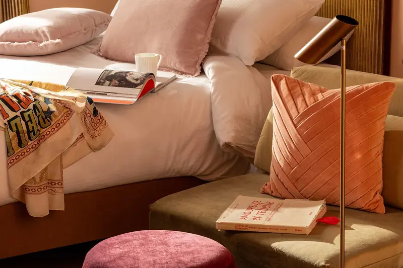 Grand Hôtel de Turin – Lit, coussins roses et livres