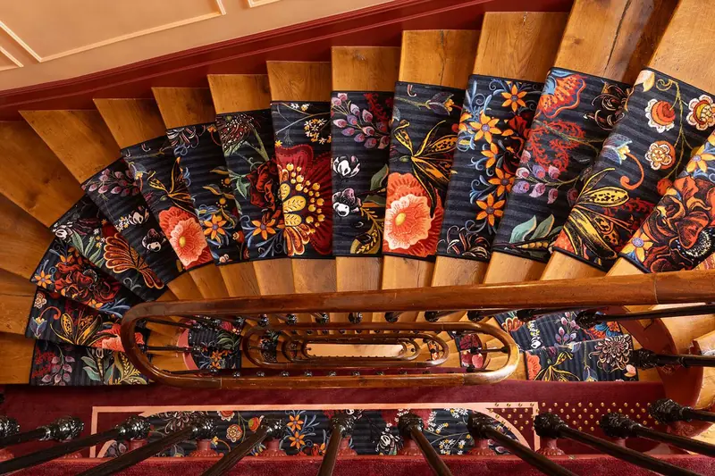 Grand Hôtel de Turin – Escalier à tapis fleuri vu en plongée