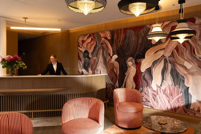 Fauteuils rayés roses devant la fresque du lobby – Grand Hôtel de Turin