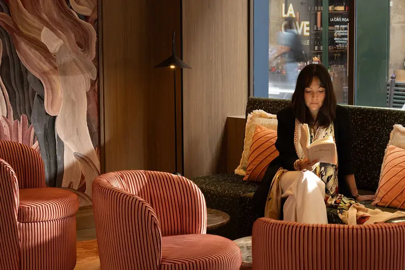 Grand Hôtel de Turin – Cliente assise dans un fauteuil du lobby